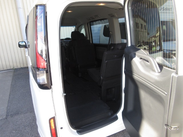 テールゲートが入口になることで、3列目へのアクセスが驚くほど簡単に。空間全体がさらに活用できるようになりました。お子さまや年配の方も乗りこみやすい低いステップ高、乗り降りするほど実感できる便利さです。