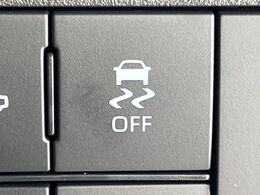 【横滑り防止装置】車両の横滑りを感知すると、自動的に車両の進行方向を保つように車両を制御します。雨の日など滑りやすい路面状況でも安全な運転が可能です。