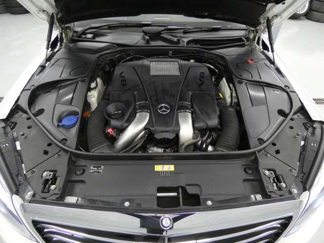 【主要諸元】　DOHC・V型8気筒・ツインターボ/4663cc/電子制御7速AT・7G-トロニック　　455ps/71.3kg.m（カタログ値）　全長525×全幅190×全高149