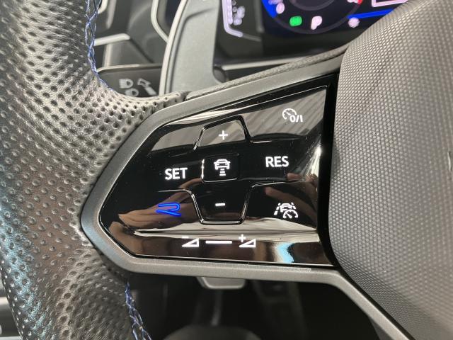 ◆クルーズコントロールにレーダーセンサーを組み合わせ、先行車を測定し設定されたスピードを上限に自動で加減速を行います。一定の車間距離を維持することで、長距離走行でのドライバーの疲労を低減させます。