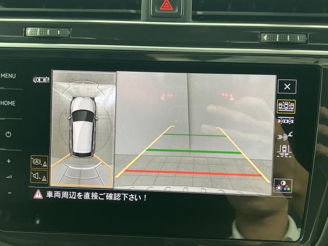 ギアをリバースに入れると車両後方の映像を映し出します。画面にはガイドラインが表示され、車庫入れや縦列駐車などの際に安全確認をサポートします。