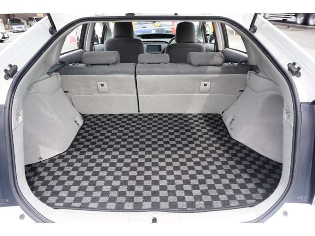 ご納車前に、ディーラーにて法定点検（12ヶ月点検）を実施。エンジンオイル、オイルフィルター、ワイパーゴム新品交換。その他消耗品の交換を実施。新車保証期間が残っている車は、新車保証継承をさせて頂きます。