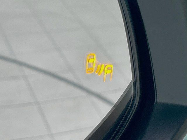 【ブラインドスポットモニター】走行中、ドアミラーの死角になりやすい箇所に後続車が接近するとサイドミラーのレンズに警告を表示！ドライバーに注意喚起をしてくれます。