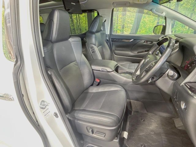 【合皮レザーシート】汚れのふき取りが容易でメンテナンスもが簡単な、機能性に優れる合成皮革を採用した上質なシートです。座り心地もよく、高級感あふれる心地良い車内空間を演出してくれます。