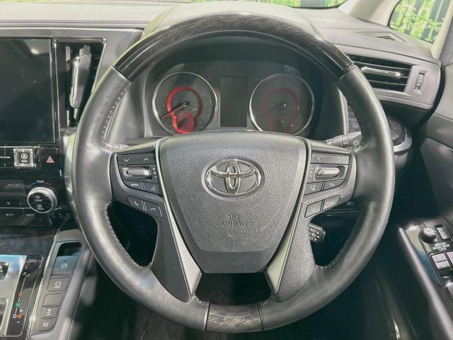 【ウッドコンビステアリング】高級感ある木目調パーツを採用した手に良く馴染むコンビハンドル。運転席廻りの雰囲気も一気に豪華になります！