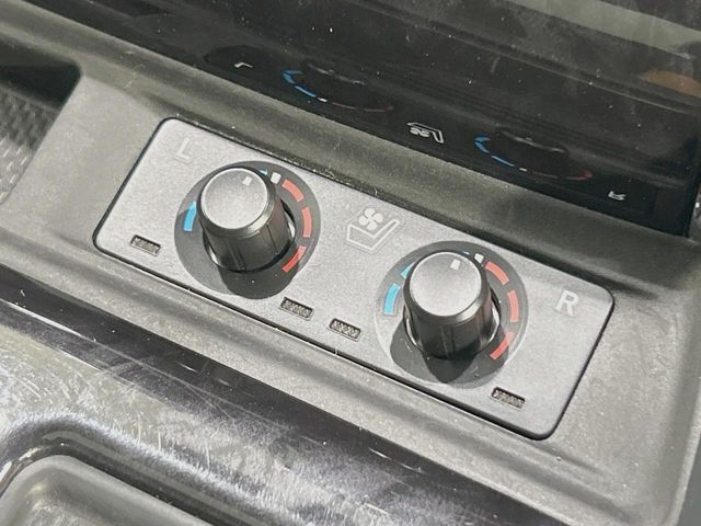 【シートベンチレーション】夏場は涼しい風でお尻や背中の熱やムレを防ぎ、冬はエアコンよりも早く温まってポカポカに！季節を問わず快適に過ごせます。