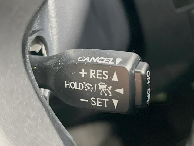 【レーダークルーズコントロール】高速道路での長距離走行が楽に！！自動で速度を保つクルーズコントロールが、衝突軽減システムと連携し、前方の車両を感知して車間を保つように速度調節してくれます！！