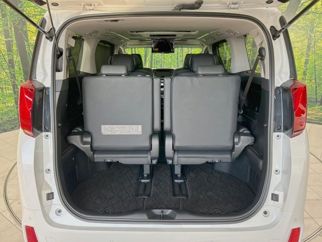 二列目シートは前後スライドが可能です。後ろに下げれば足元が広くゆったり座れ、前に詰めれば大きなラゲッジスペースが確保できます。シーンに応じて使い分けできるからとっても便利です♪