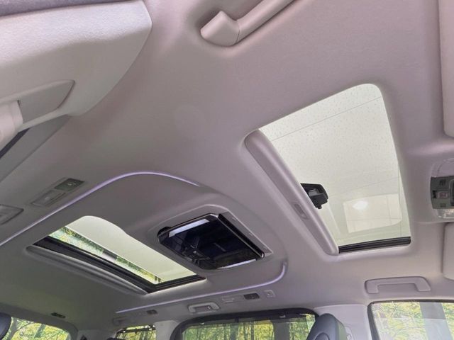 【サンルーフ】開放感たっぷりの希少装備、サンルーフが装着されています！車内に明かりを取り入れたり景色を楽しむ以外にも、車内の空気も簡単に換気できて快適です！