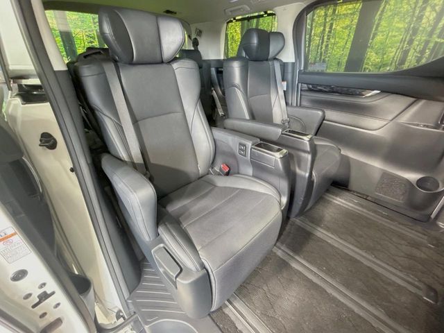 二列目中央はウォークスルーとなっております。二列目と三列目の移動や乗り降りがとっても楽になるので、乗り降りの際もストレスを感じることはありません♪