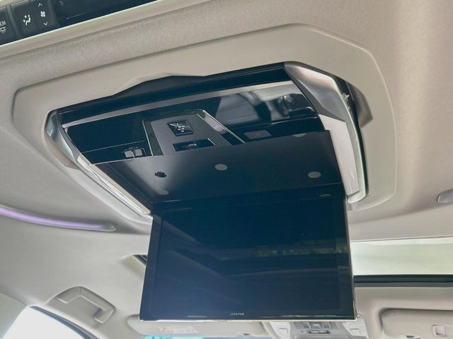 【フリップダウンモニター】大画面モニターで後席でもエンタメをお楽しみいただけます。小さなお子様にも大人気の装備です♪