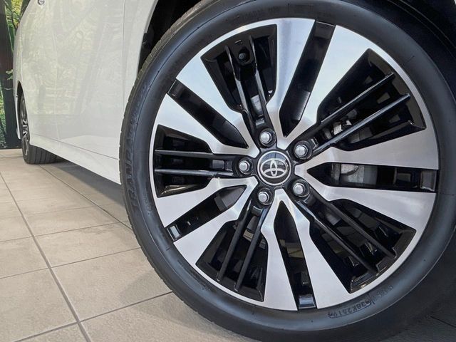 【純正18インチアルミホイール】外観にマッチした純正アルミホイールを装着しております。各種社外アルミホイールや、スタッドレスタイヤも取扱いしております。是非ご相談ください♪