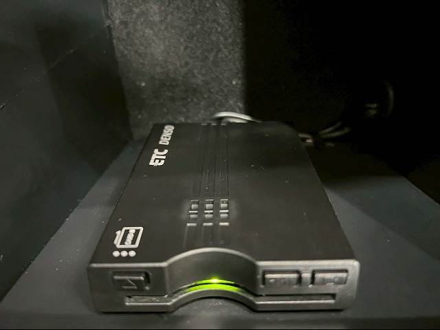【ETC車載器】を装備しておりますので、ご納車直後からの遠距離ドライブも可能です。土日の利用料金の割引や、朝夕の通行料金