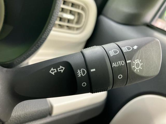 WECARSの展示場では実際に見て、触ってお車をお選びいただけます！知識の豊富な営業スタッフが様々なカーライフをご提案いたします！