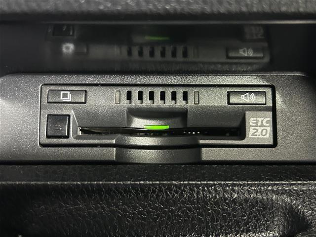 【ETC】有料道路を利用する際に料金所で停止することなく通過できる、ETC車載器（ノンストップ自動料金収受システム機器）が装備されています。セットアップを行うことで利用可能になります。