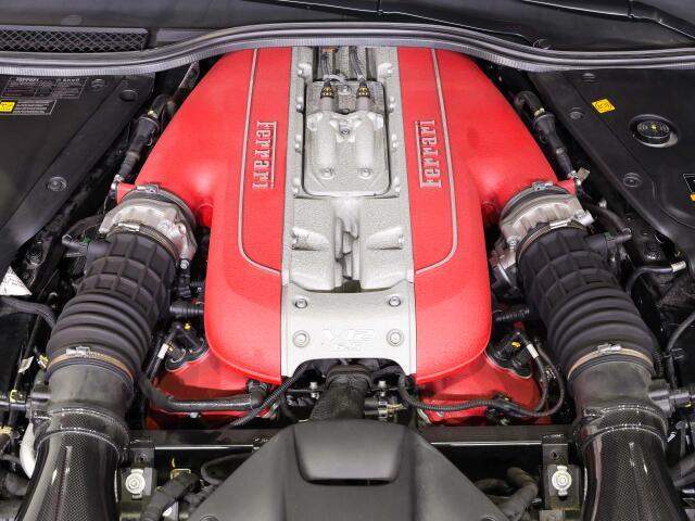 V12サウンドと共に走るその体験は、まさに官能そのもの。