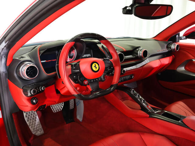 特別感あふれるRosso 70th Anniversaryのエクステリアと、情熱的なRosso Ferrariのレザーインテリアを組み合わせた、唯一無二の一台です。