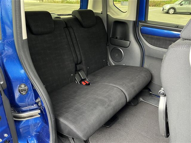 【後部座席】後席もゆったりドライブを楽しめます。内外装はプロこだわりのクリーニングで清潔なおクルマでご納車させていただきます！店舗での現車確認も承っています！