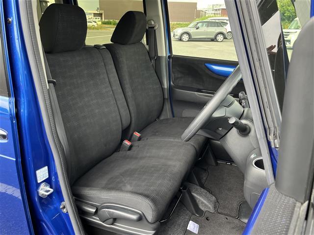 【運転席】座り心地が良いシートなので長時間の運転でも快適にお過ごしいただけます。新品のフロアマットのご注文も可能です。掲載箇所以外にご希望の写真がございましたらお気軽にお問い合わせ下さい。