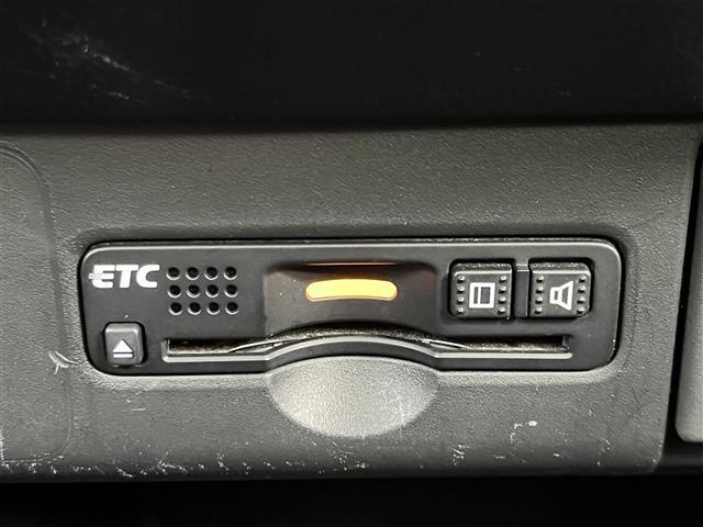 【ETC】有料道路を利用する際に料金所で停止することなく通過できる、ETC車載器（ノンストップ自動料金収受システム機器）が装備されています。セットアップを行うことで利用可能になります。