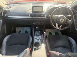 黒色なハーフレザーシートで豪華な内装です♪　マツダレーダークルーズ　ブラインドスポットモニター　車線逸脱警報　リヤビークルモニタリング　前後パーキングセンサー等充実装備です♪