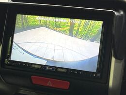 【バックカメラ】駐車時に後方がリアルタイム映像で確認できます。大型商業施設や立体駐車場での駐車時や、夜間のバック時に大活躍！運転スキルに関わらず、今や必須となった装備のひとつです！