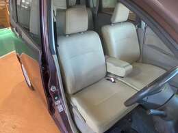 フロントシートはアームレスト付きベンチタイプのシートです