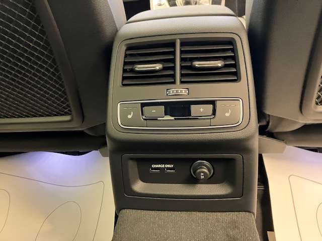 ごゆっくりお話させて頂ける様、落ち着いた商談スペースを準備しております。ご不明点がございましたら、お気軽にお尋ね下さい。