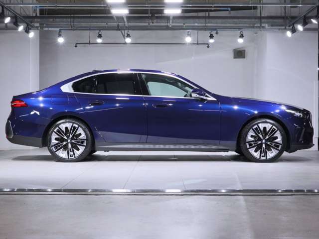 BMW認定中古車は360°チェックリストに従い徹底的にチェック。エンジンやトランスミッション、電気系統やコンピュータ・システムなどを詳細に点検。交換基準に達した部品は整備した後にご納車いたします。