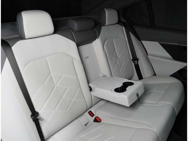 またプレミアムセレクション2年保証のお車は延長保証にご加入頂けます。プレミアムセレクション2年保証からさら最大2年間、合計4年間の保証をお受け頂けます。対象箇所の不具合は無償修理をご提供致します。
