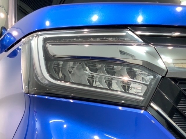 LEDヘッドライトは、点灯の瞬間から最大光量を発揮し、突然暗くなるトンネルなどでの安定感を高めます。