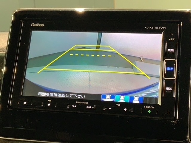 リバースギアに入れるだけで後方の表示へ切り替わります。夜間や雨の日の駐車も楽になりますよ。