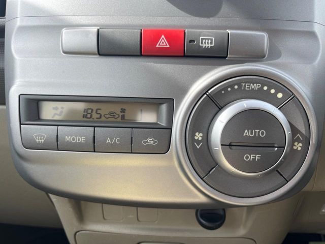 【オートエアコン】一度お好みの温度に設定すれば、車内の温度を検知し風量や温度を自動で調整。暑い…寒い…と何度もスイッチ操作をする必要はありません。快適な車内空間には必須の機能ですね♪