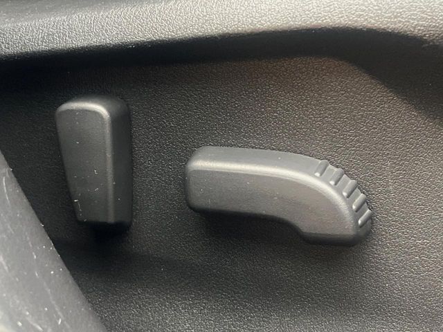 【パワーシート】スイッチ一つで簡単にシートの微調整が可能！電動だから力もいりません！快適なシートポジションにセットして、快適なドライブをお楽しみください。