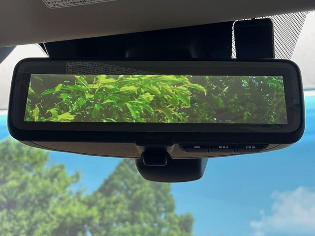 【スマートリヤビューミラー】後席の大きな荷物や同乗者で後方が確認しづらい時でも安心！カメラが撮影した車両後方の映像をルームミラー内に表示。クリアな視界で状況の確認が可能です！