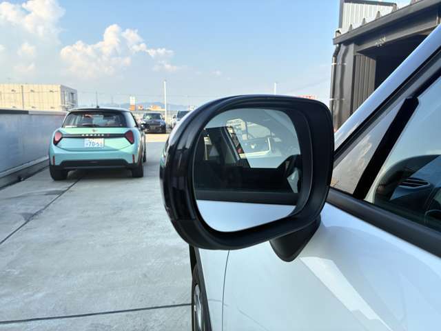 ドアミラーにはLEDウインカーが埋め込まれており、対向車からの視認性を高めております。