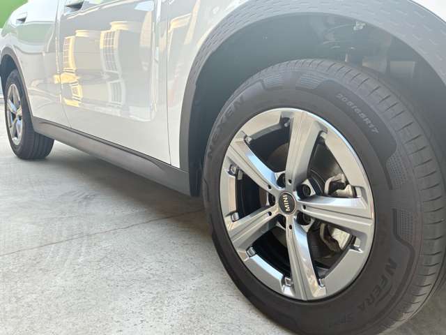 MINIのアロイ・ホイールは、MINIらしさの象徴である、ゴーカート・フィーリングを向上させるために技術の粋を集めて開発されています。