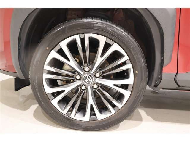 ■スポーティな印象を与える純正アルミホイールです！どこまでも走っていきたくなるようなデザインですね♪