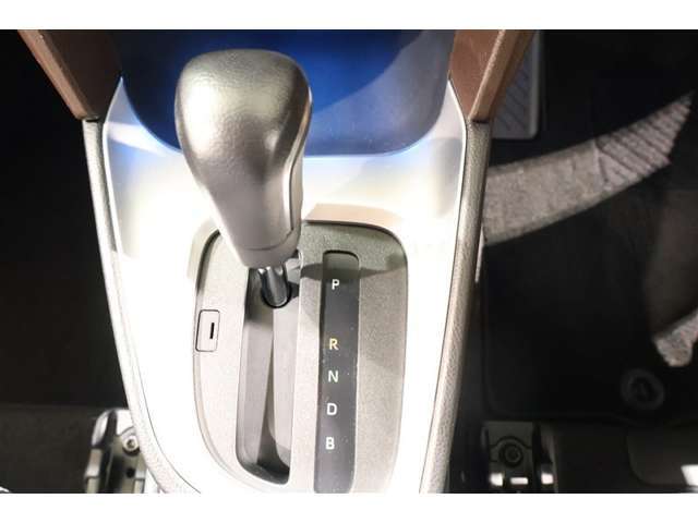 操作ラクラクのシフトです。　坂道や信号のストップ＆ゴーの多い日本では操作が簡単！　シフトチェンジしやすい配置で操作し易いですね。