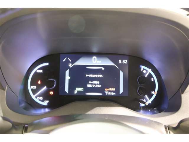 ■スピードメーター■　とっても見やすいメーターです。夜間時はラグジュアリーな気分にさせてくれる照明が魅力ですので、夜のドライブも楽しみになりますよ♪