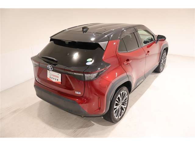 後部座席とリヤはプライバシーガラスになっています。座っている人や置いてある荷物が見えにくくなっているのでプライバシーの確保が出来ます。