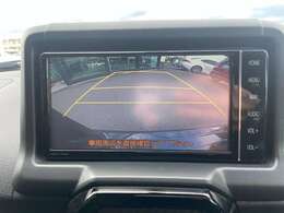 【バックモニター】後ろのカメラの映像をモニターに映し出すことができます！後方の見えない死角や、障害物との距離感をしっかり確認することができます！駐車が苦手な方におすすめです。