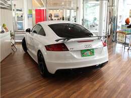 雨の日でもゆっくりお車ご覧いただけます