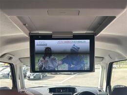 こちら後席周りの装備の写真です。動作に問題はなく、しっかり作動します。車によっては様々な機能が多数付いている車もありますので、長距離ドライブも快適に過ごせます。早目のご検討よろしくお願いします。