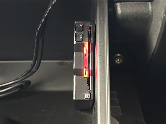 【ETC】有料道路を利用する際に料金所で停止することなく通過できる、ETC車載器（ノンストップ自動料金収受システム機器）が装備されています。セットアップを行うことで利用可能になります。