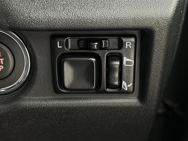 【電動格納ミラー】運転席のスイッチで、ドアミラーの開閉や角度の調整ができます。