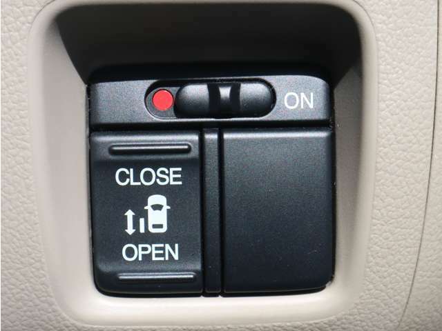 電動スライドドアは運転席からスイッチ一つで開けられます。