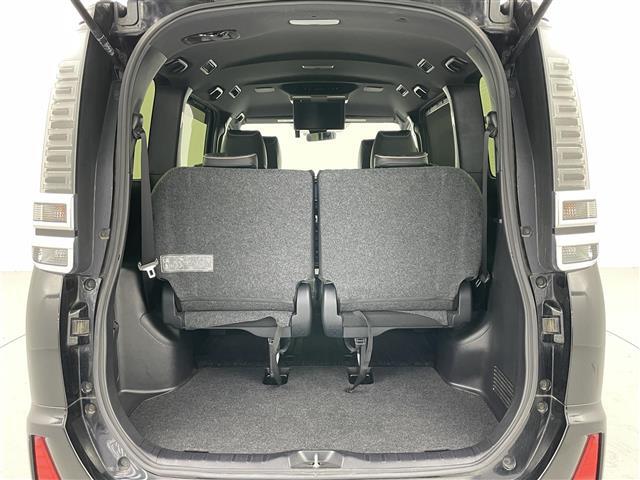 【トランク】積み込みやすくて、たっぷり積める荷室です。シートアレンジできるものは、乗車人数と荷物の量や大きさによってシートを動かすことができるので、より快適なドライブが可能です！