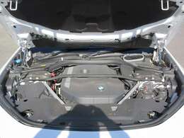 納車時には経験豊富なメカニックが最新設備の整備工場にて徹底的な整備を行います！不具合箇所、交換時期の部品に関しましては当社負担で交換しご納車いたします。