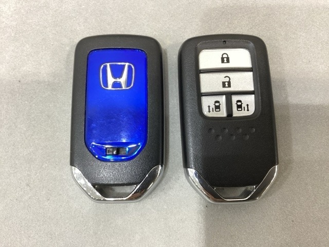 スマートキー付きですからドアロックの開閉およびエンジンスタートが楽々です。電動スライドドアの開け閉めもボタンで操作できます。スペアキーも同じものを用意しております。